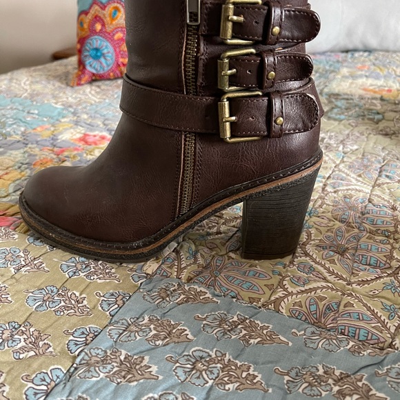 Women’s brown boots with rubber bottom and heel. Very good used condition. - Picture 3 of 4